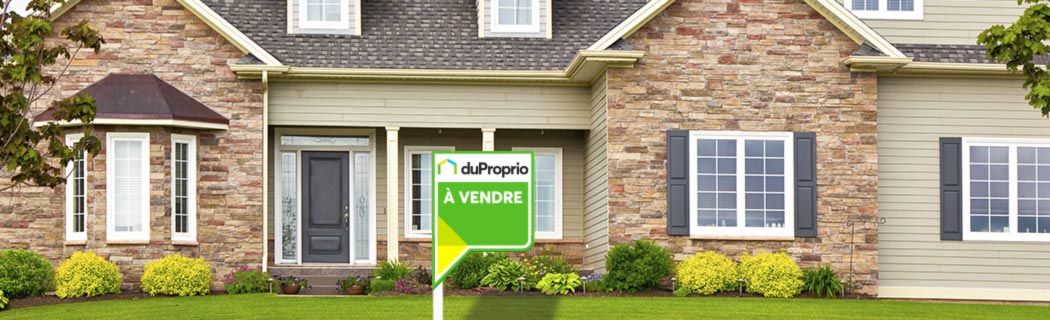 Pancarte Duproprio devant une maison à vendre