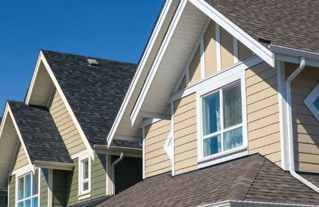 Façades de maisons comparables sur rue résidentielle